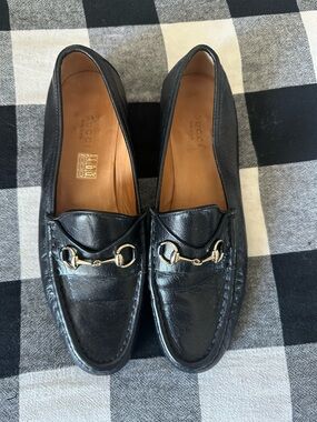 Gucci Black Leather Women’s Loafers with Gold Horsebit